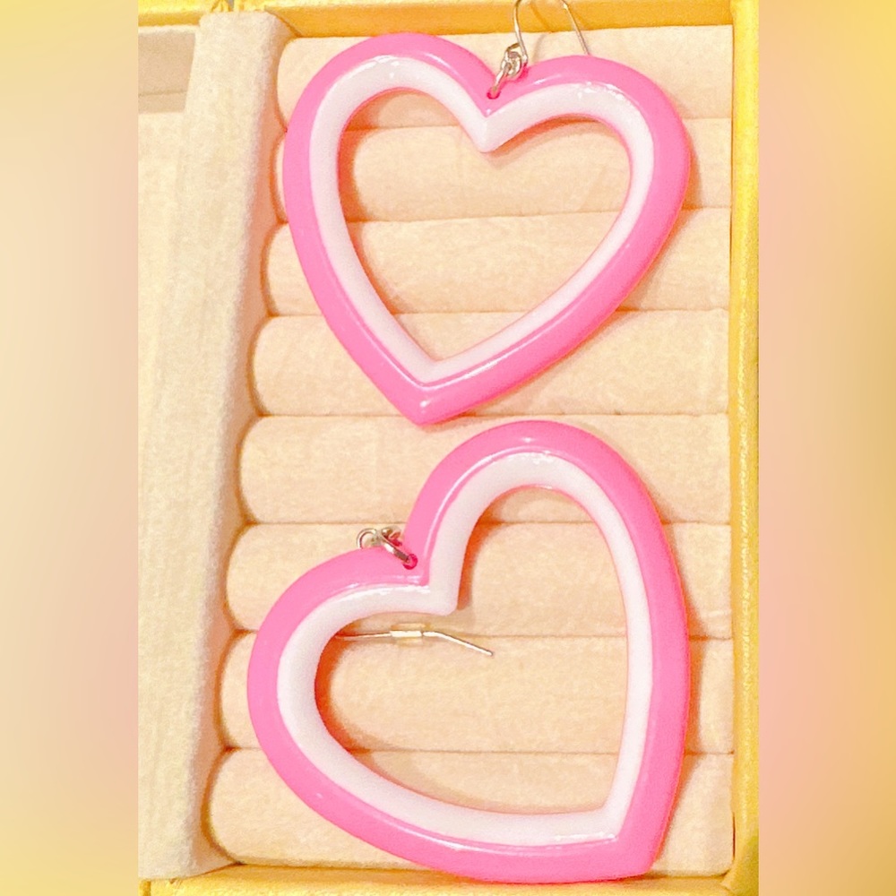 Super cute heart earrings